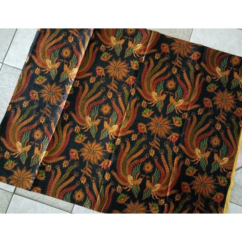 Kain Batik Kota Solo motif merak kembar ( Sogan )