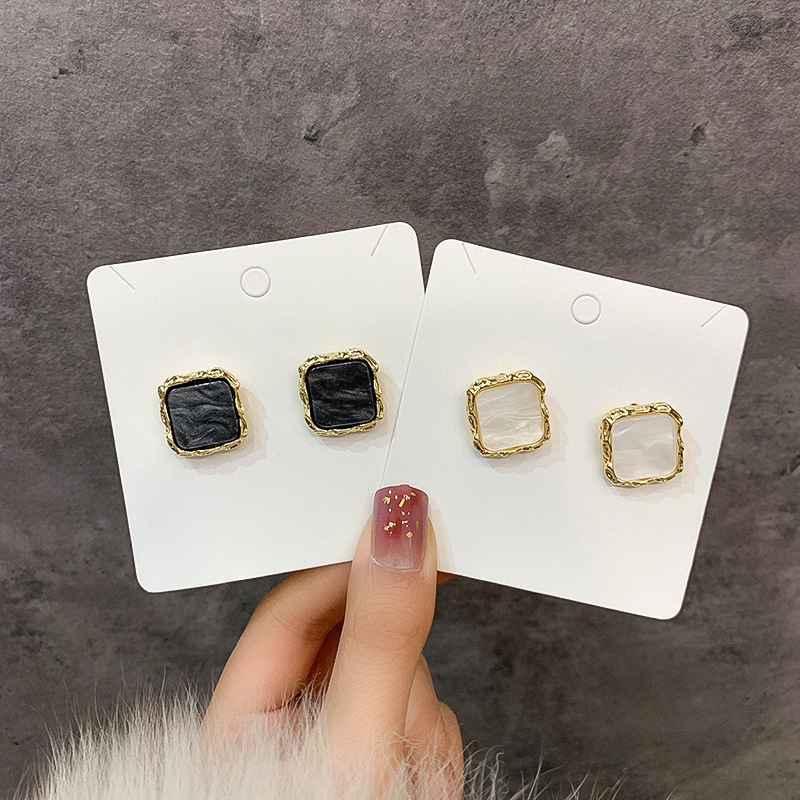 Anting Tusuk Bentuk Kubus Bahan Akrilik Warna Hitam / Putih Untuk Wanita