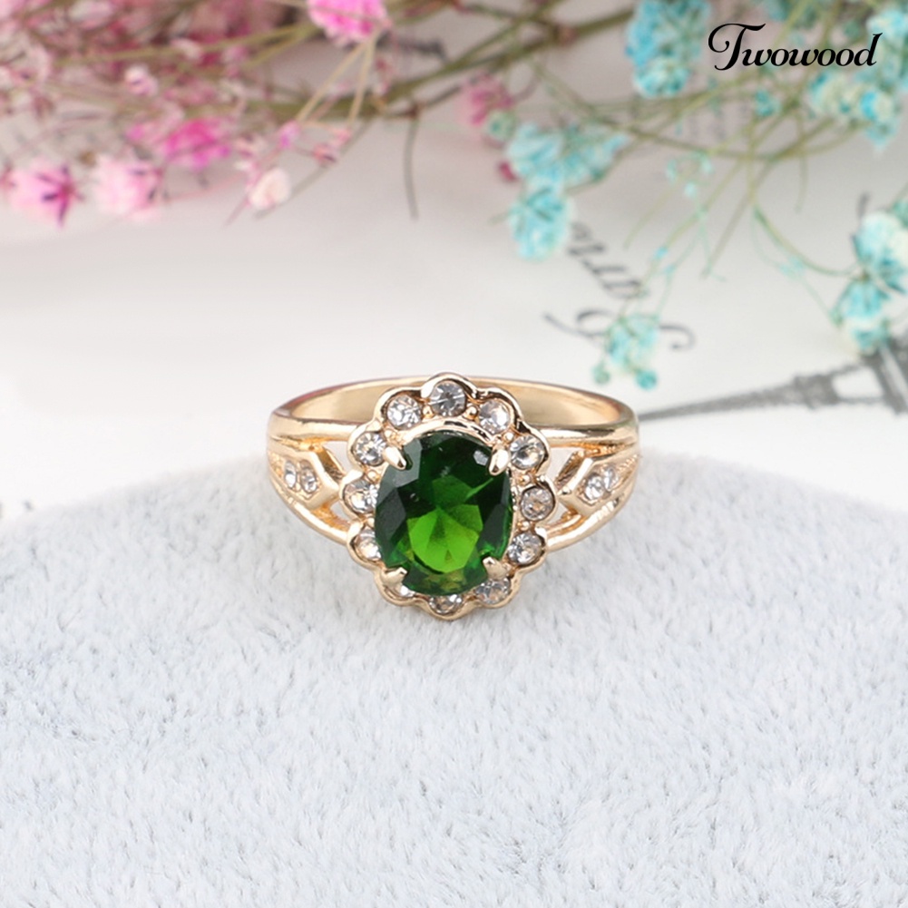 Perhiasan Cincin Wanita Aksen Emerald Berlian Imitasi Gaya Vintage Untuk Pesta