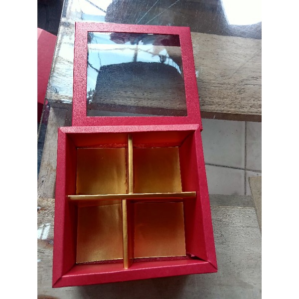 

box sekat 4 tutup 1/2 mika kotak uk. 4cm tinggi 4cm produksi home Made Sagara box