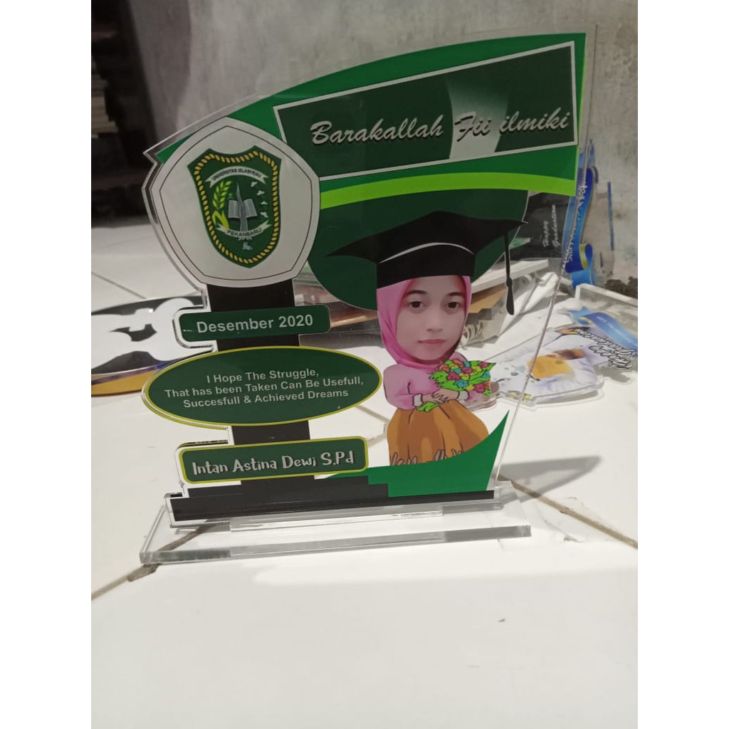 

Plakat wisuda dan medali