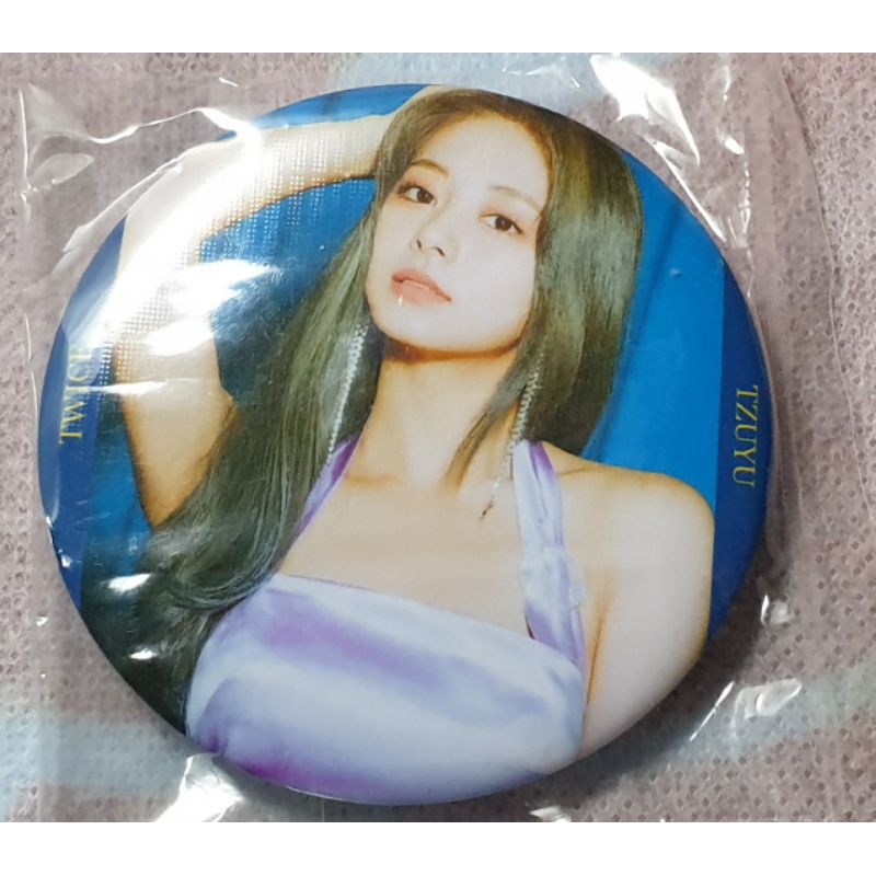 

Badge Twice (Nayeon, Tzuyu, dan foto group)
