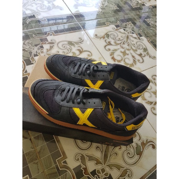 Sepatu Futsal Munich X Gresca 02 Black Yellow ori