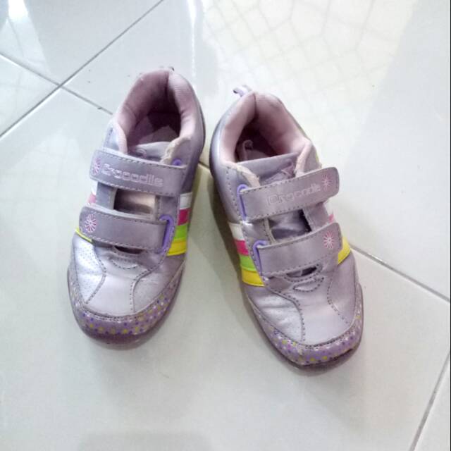 Sepatu anak merk crocodile second bagus size 29 warna ungu,  sepatu anak cewek bekas warna ungu,  se