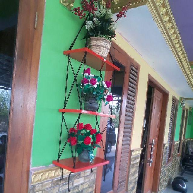 Rak Dinding Gantung Pot Tanaman 3 Susun Merah Tali Hitam Minimalis