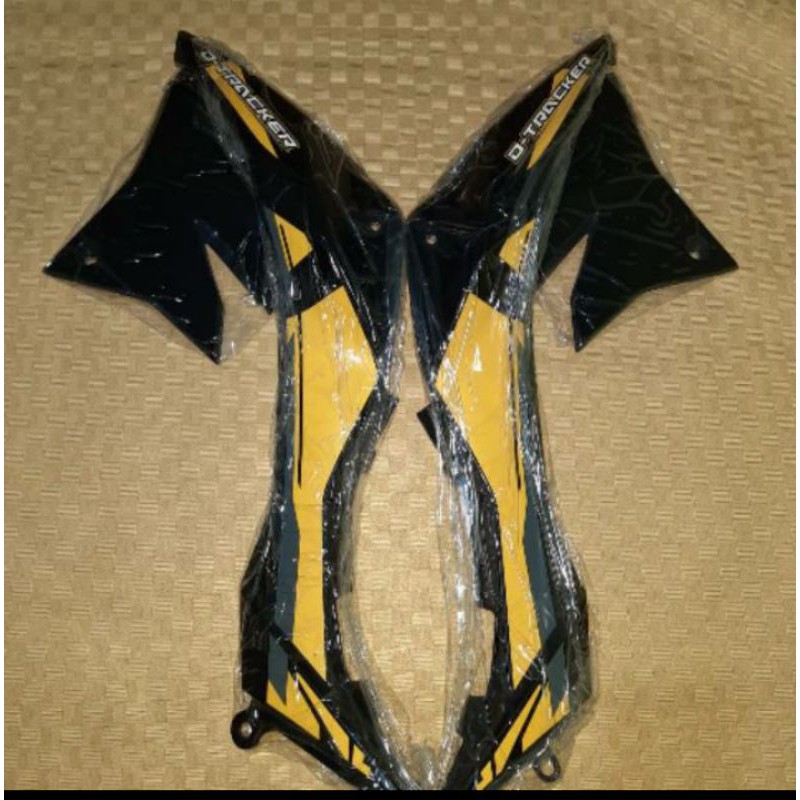 Cover tangki KLX Dtracker new hitam list kuning 2018 original Kawasaki