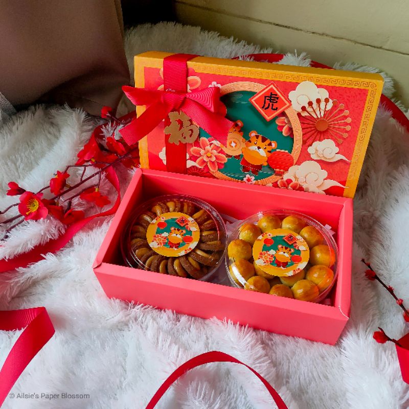 

Hampers CNY - Parcel Imlek Macan Hoki Isi 2 (Nastar, Kue Keranjang) - FREE PAPERBAG & CARD - Hampers Imlek Kue Kering Sincia