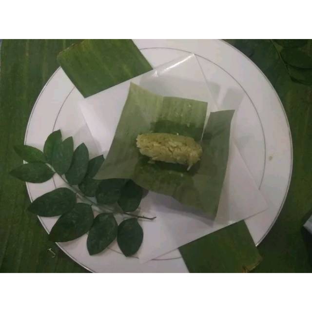 jajanan khas tapai tape ketan manis hasil fermentasi ragi warna hijau asli daun katu kemasan kertas