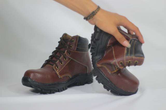 Sepatu safety kulit boots