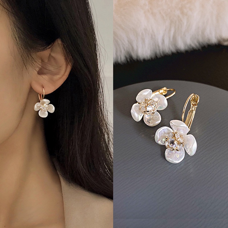 Anting Desain Bunga Aksen Berlian Untuk Wanita