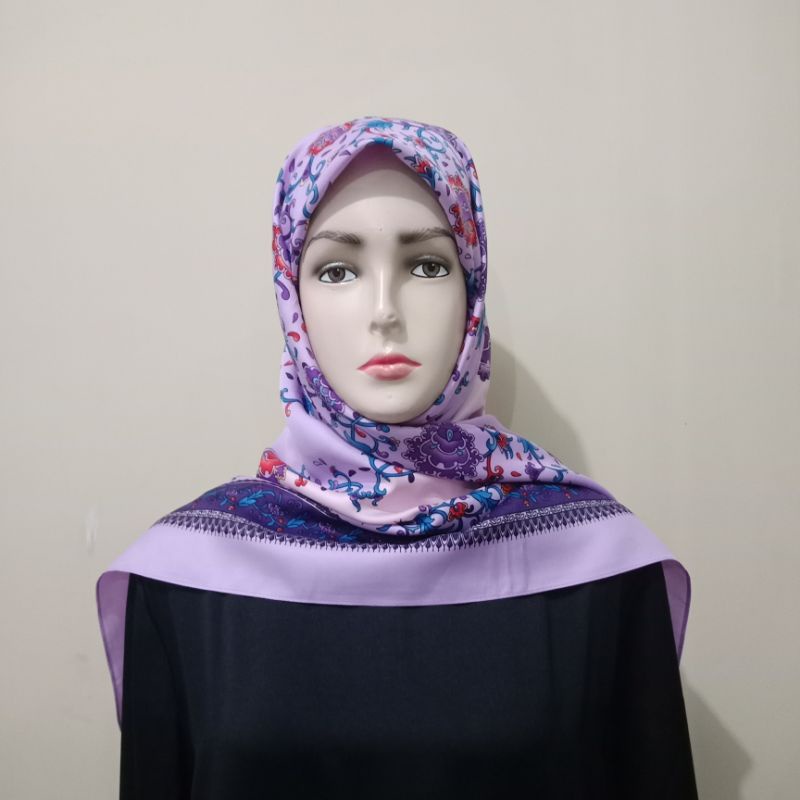 Hijab Elzatta Segi Empat Motif Bunga Ungu Merah