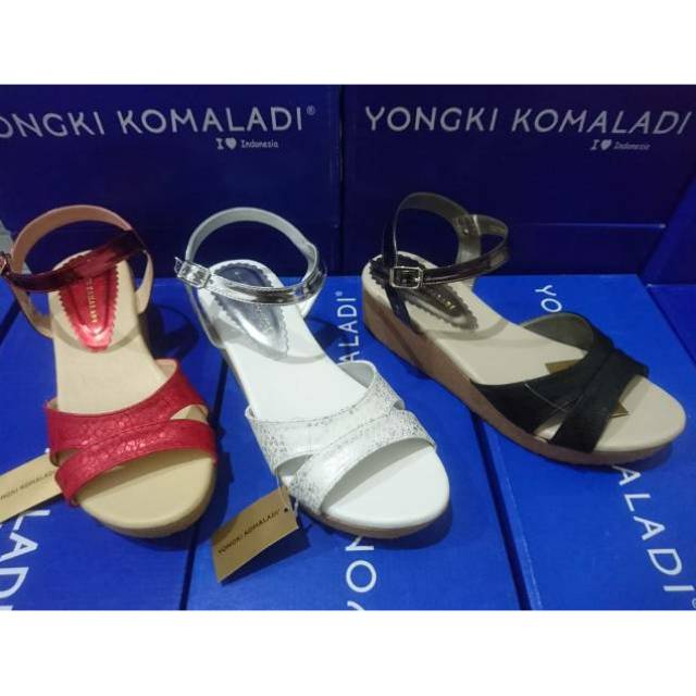 Sandal Yongki Komaladi size 39 MERAH