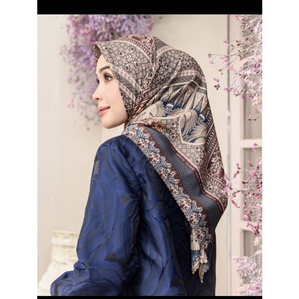 Julang scarf  wearing klamby