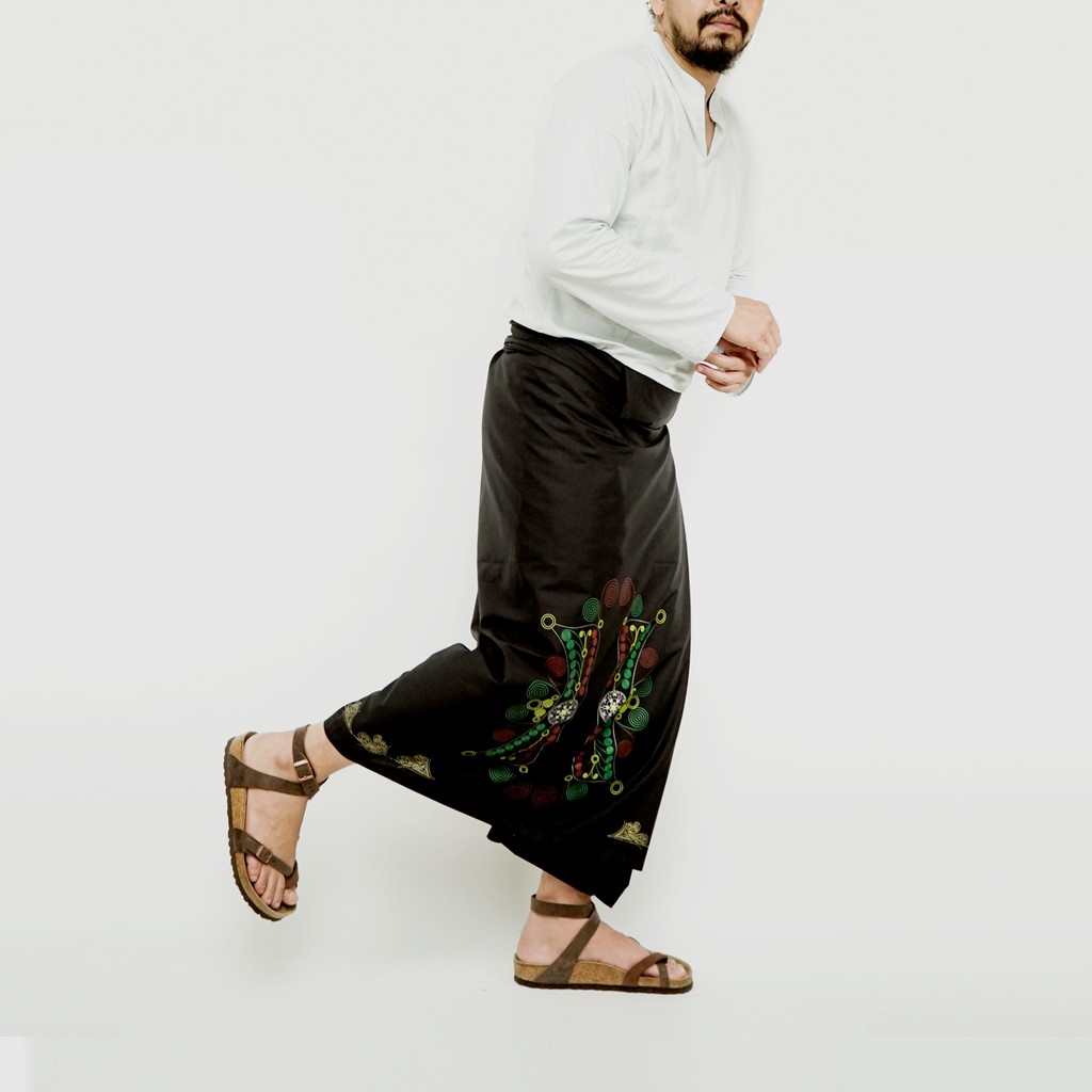 Ija Kroeng Kain Sarung Hitam Motif Pintu Aceh Rasta