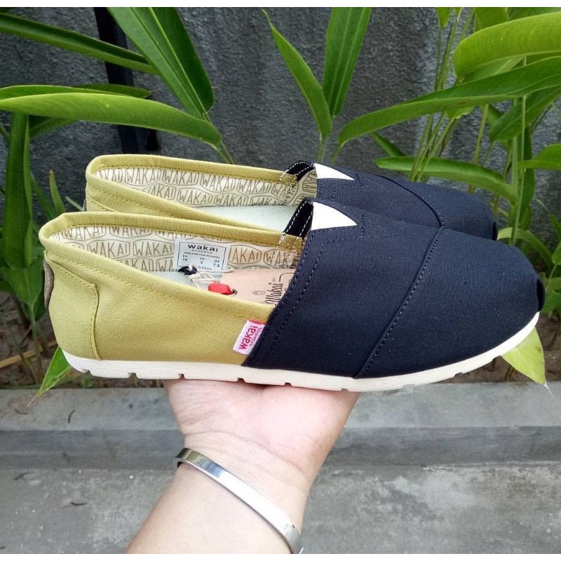 SEPATU SLIP ON WANITA WAKAI NAVI LEMON TERBARU