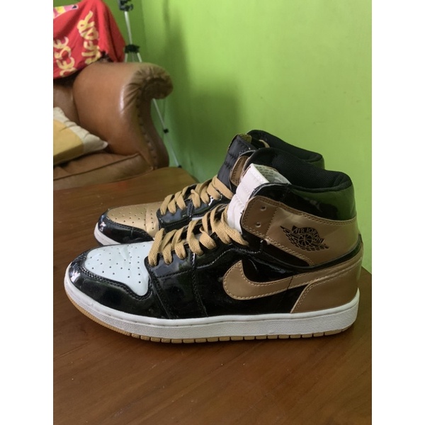 NIKE AIR JORDAN 1 RETRO HIGH GOLD TOP 3
