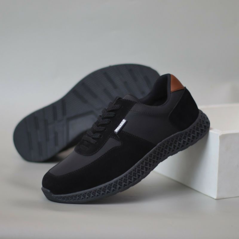 YUCU Sepatu Sneakers Pria Sepatu Pria Casual Kets Sporty Kulit Suede Hitam Kerja Santai Main