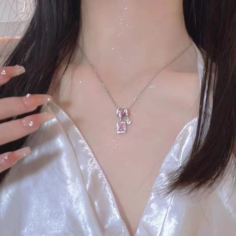 Kalung Dengan Liontin Bentuk Kotak Aksen Berlian Imitasi Bahan Zirkon Warna Pink Gaya Korea Untuk Wanita