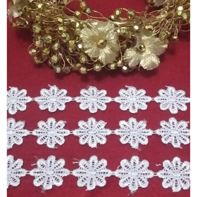 Renda Gyper bunga putih