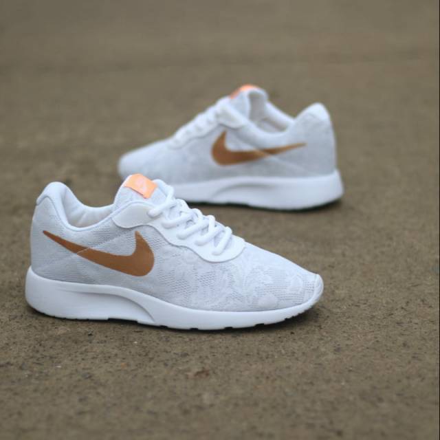 nike tanjun white and gold