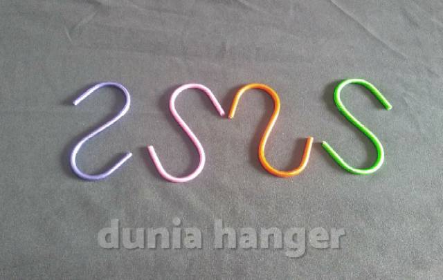 Gantungan huruf S warna warni Harga 12 pcs