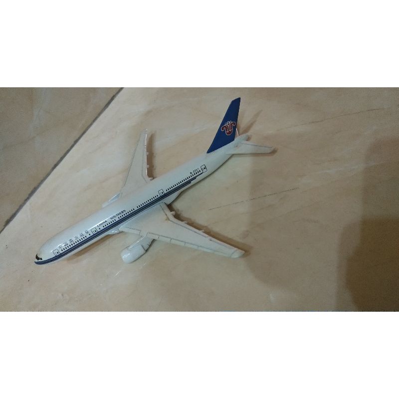 Diecast pesawat boeing 777 china southern