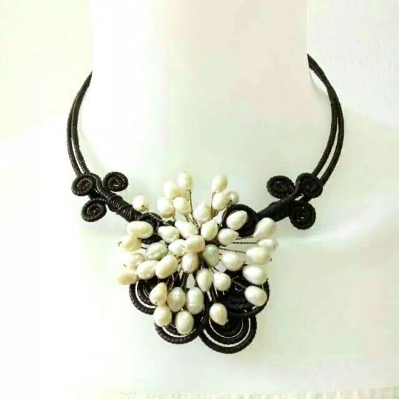 Choker klasik bandul bunga mutiara air tawar (wire art fresh water pearls choker)