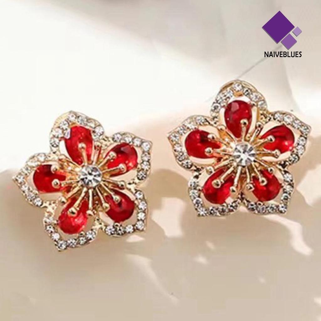 1 Pasang Anting Stud Desain Bunga Aksen Glitter Bahan Alloy Tahan Lama Untuk Wanita