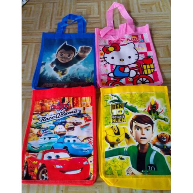 

Tas Spunbond Hello Kitty Astroboy Race O Rama Benten Souvenir Goodie Bag Hampers Snack Ulang Tahun Anak Eceran Murah Merah Kuning Biru Pink