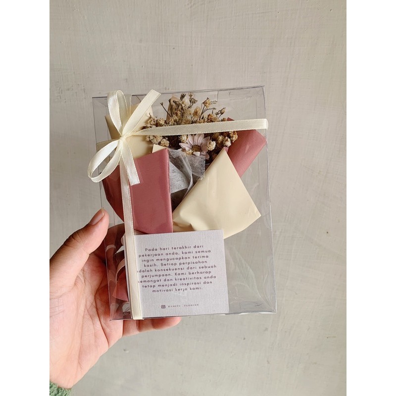 

Flowerbox | Kado Graduation | Kado Birthday | Kado Anniversary | Bunga Kering