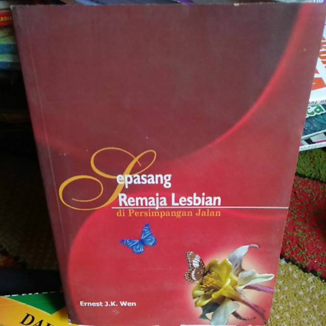 Buku sepasang remaja lesbian