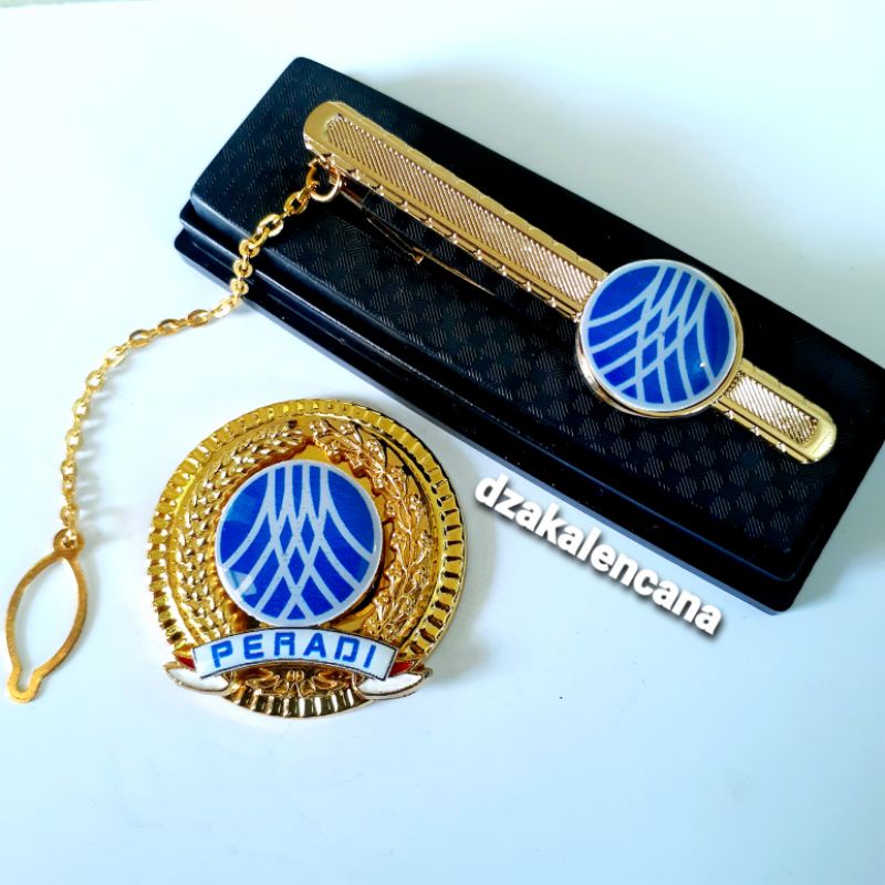 PIN ADVOKAT PERADI DAN JEPITAN DASI ADVOKAT PERADI