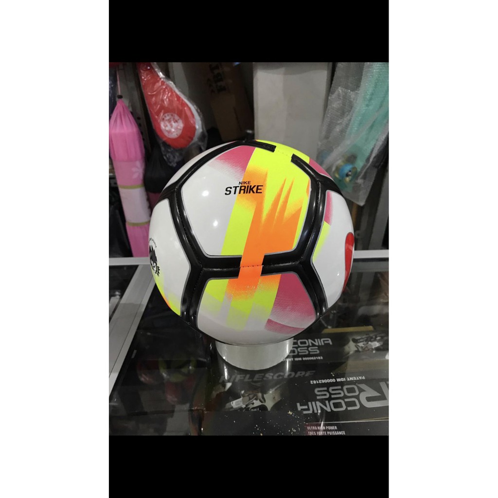 Bola tendang sepak soccer Nike Strike