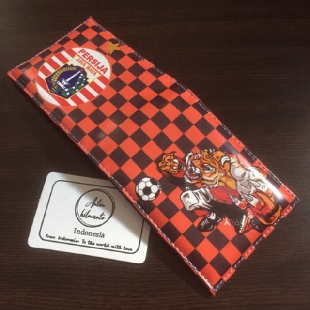 dompet Persija Jakarta model lipat biasa bahan kulit sintetis lokal LAX motif cetak club sepak bola Persija Jakarta #dompet #dompetanak #dompetremaja #dompetbola #dompetlipat #dompetkeren