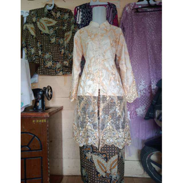 1stel kebaya + rok batik.