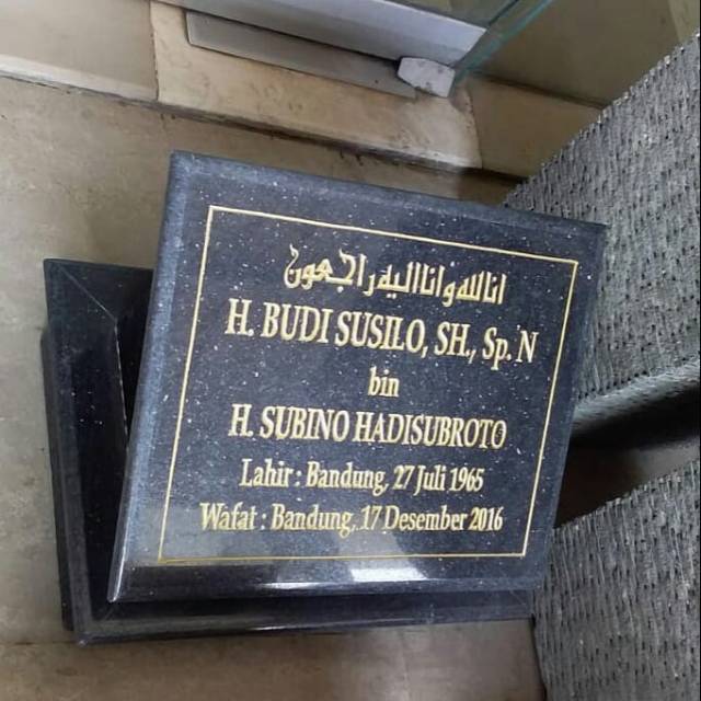 Nisan Makam Kuburan Batu Granit Black Gold berikut dudukan ukuran  35cm x 40cm Mewah