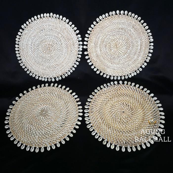 Placemat Rotan Bulat Whitewash/Alas Piring Rotan Kombinasi Kerang 30Cm - 30Cm