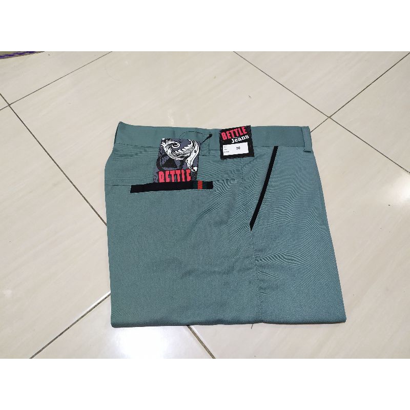 Warna Terbaru Celana Pendek Pria Chinos