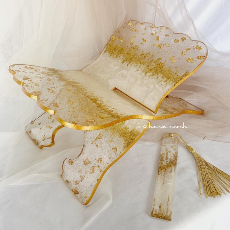 

Free Nama Qur'an Holder Resin | Qur'an Stand Resin | Book Holder Resin | Book Stand Resin Custom