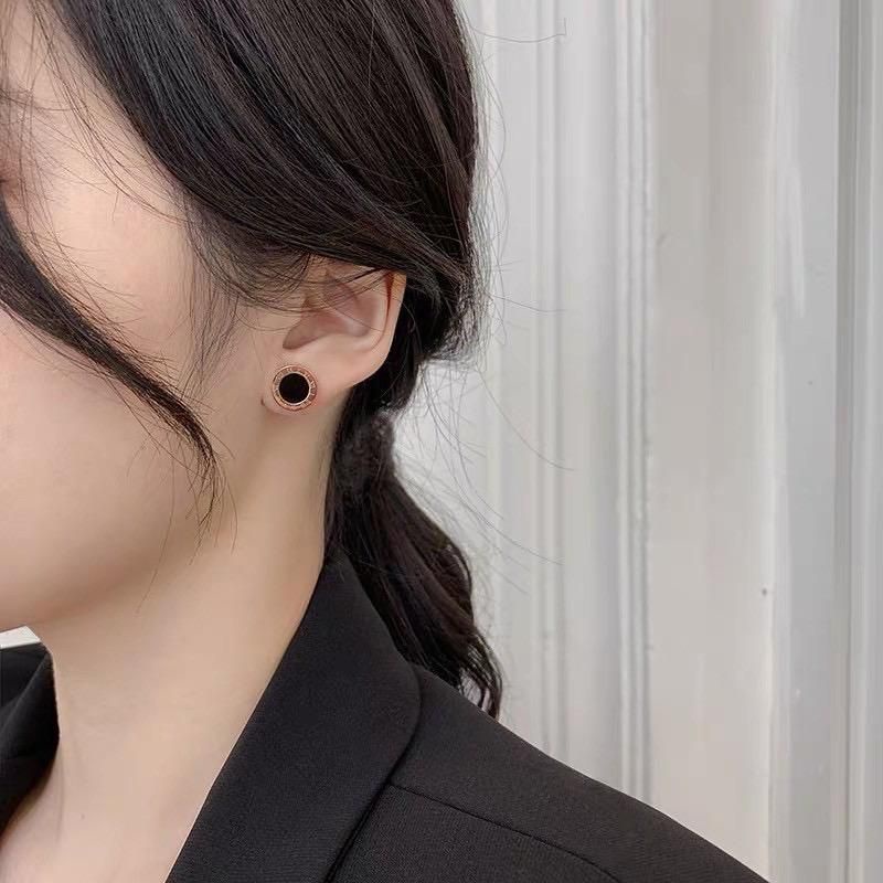 Anting Tusuk Romawi Hitam Bulat Perhiasan Titanium Anti Karat Korea Import Bvl Lapis Emas