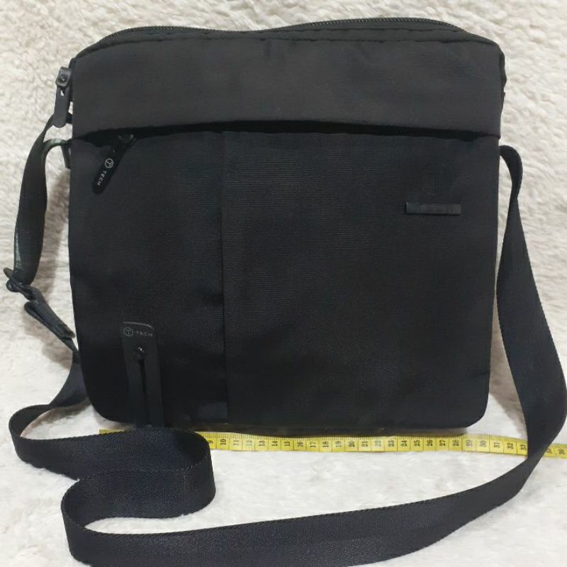 Tas Sling Second / Preloved  / T TECH TUMI Essential Gear Sling Bag Hitam / Tas Selempang Bekas.