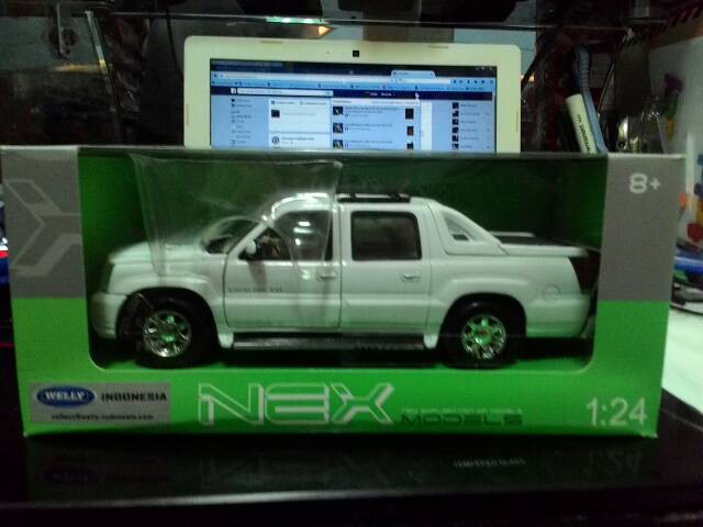 Welly Nex Cadillac Escalade EXT 2002 Putih Skala 1:24