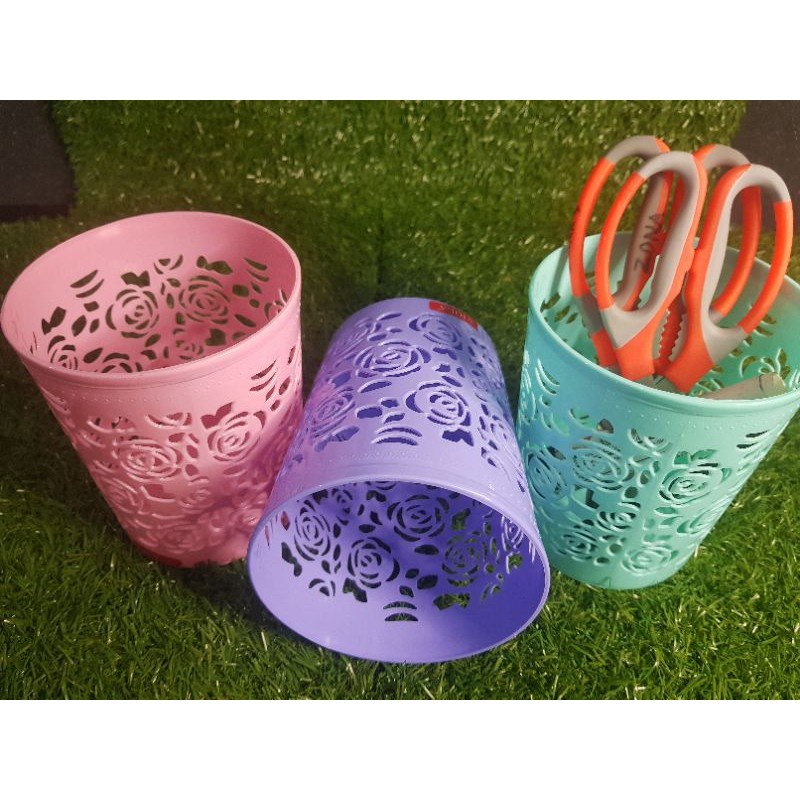 

Pot Hias - Tempat Serbaguna Jeslin