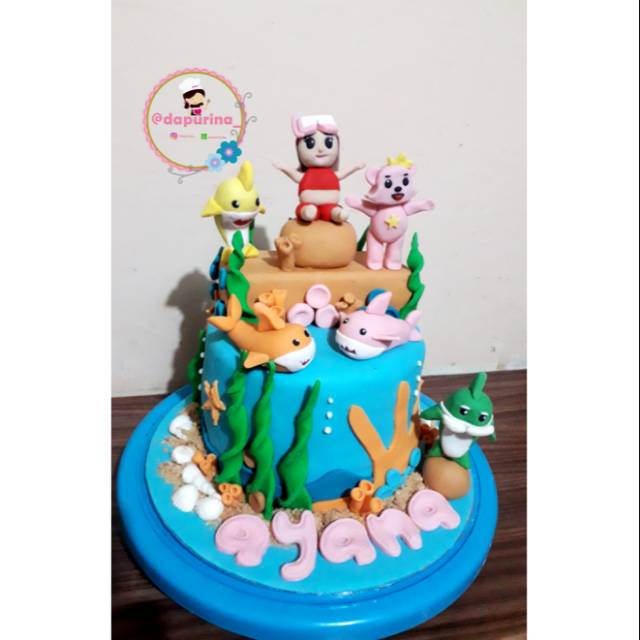 

Baby Shark cake decoration