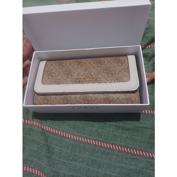 dompet guess