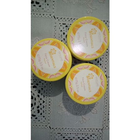 essentials Face Cream Papaya untuk mencerahkan dan melembabkan