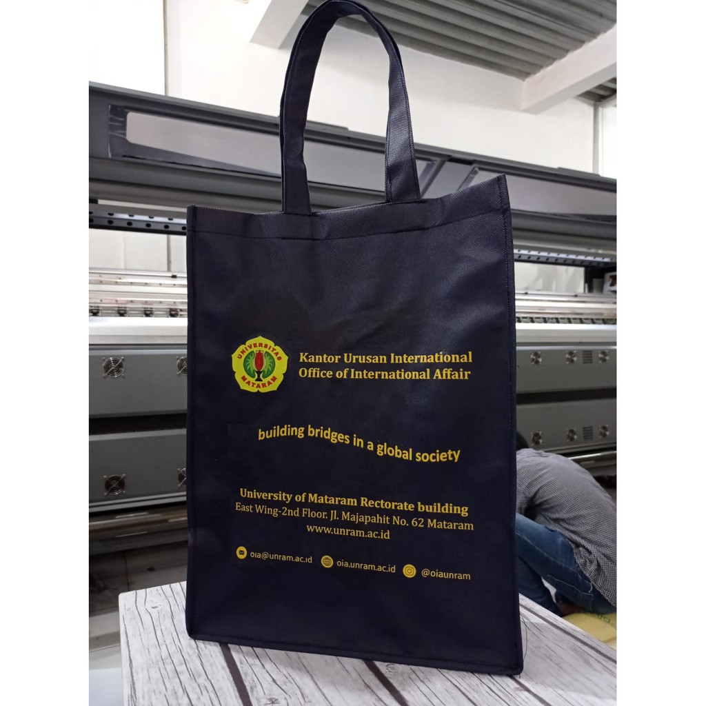 

Tas Spundbond 100gsm / Cetak Tas Spundbond Custom Printing Surabaya