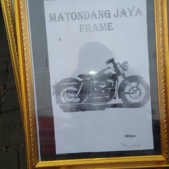 Bingkai foto,  kaca cermin, dan kaligrafi