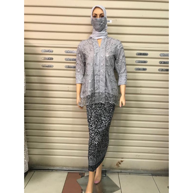 (COD) SETELAN KEBAYA MODERN / KEBAYA TILLE FLOY / KEBAYA WISUDA / KEBAYA AKAD/KEBAYA PENGANTIN/KEBAYA FLOY/KEBAYA TILLE/FLOY TILLE/ATASAN KEBAYA MODERN/BAJU KEBAYA/KEBAYA LAMARAN/KEBAYA KARTINI BY KIRANAOL-Abu silver