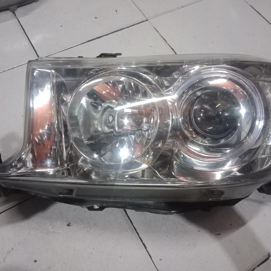 headlamp Toyota fortuner 2010